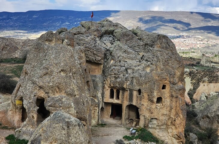 Pancarlık Vadisi’nde yer alan kaya oyma şapel ve tarihi odalar; Kapadokya’nın doğal kayalık manzarası